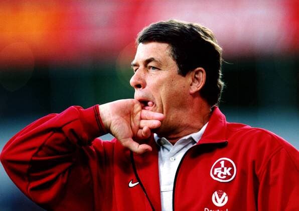 Trainer Otto Rehhagel (Lautern) pfeift seine Jungs zusammen Fußball 1. BL Herren Saison 1999 2000, 1.FC Kaiserslautern Einzelbild Westfalenstadion BayArena