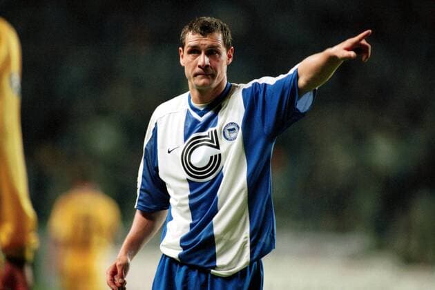 Hendrik Herzog (Hertha) gibt die Richtung vor Fußball EC 1 Herren Champions League 1999 2000, Hertha BSC Berlin Einzelbild Olympiastadion Berlin