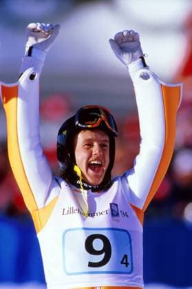 Jens Weissflog (Deutschland) reißt jubelnd die Arme hoch Acht Jahre nach seinem Triumph auf der Normalschanze von Sarajevo wird Jens Weißflog zum zweiten mal Olympiasieger im Einzel. Diesmal auf der Großschanze bei den Olympischen Spielen von Lillehammer 1994 Skispringen OS Winter Herren Olympische Spiele 1994, Winterspiele, Olympia, Olympiade, Nordischer Skisport, Ski Nordisch Porträt Lillehammer Freude, Begeisterung,