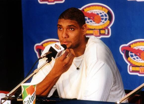 Tim Duncan (Spurs) auf der Pressekonferenz Basketball Herren McDonald s Championship 1999, Mc Donalds, McDonalds, Basketballturnier, PK Einzelbild Mailand Nachdenklichkeit,