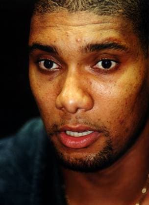 Tim Duncan (Spurs) im Porträt Basketball Herren Mc Donald s Championship 1999, McDonalds, McDonald s, Mc Donalds, Basketballturnier Porträt Mailand Nachdenklichkeit,