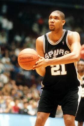 Tim Duncan (Spurs) am Ball Basketball Herren Mc Donald s Championship 1999, McDonalds, McDonald s, Mc Donalds, Basketballturnier Einzelbild Mailand Konzentration,