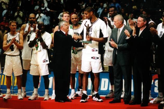 MVP Tim Duncan (Spurs) wird die Drazen Petrovic-Trophäe von NBA Commissioner David J. Stern überreicht Basketball Herren Mc Donald s Championship 1999, McDonalds, McDonald s, Mc Donalds, Basketballturnier Totale Mailand Begeisterung, Freude,