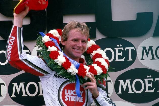 Wayne Rainey (USA) in Siegerpose Motorsport WM Herren Großer Preis von Amerika, GP, Weltmeisterschaft 1989, Motorradsport, Motorradrennsport, 500ccm Einzelbild Laguna Seca Freude,