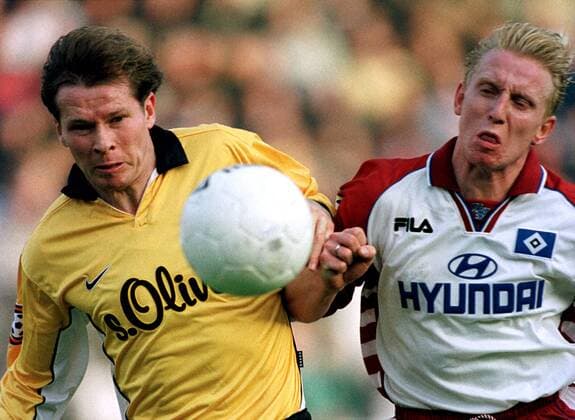 Stefan Reuter (BVB, li.) und Roy Präger (HSV) im Kampf um den Ball Fußball 1. BL Herren Saison 1999 2000: Hamburg, Hamburger SV, HSV - BVB Borussia Dortmund 1:1 Gruppe Volksparkstadion Hamburg Dynamik, Kampf,