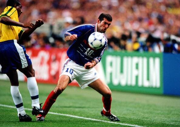 WM 1998, Frankreich wird Weltmeister mit einem 3:0 gegen Brasilien Zinedine Zidane (Frankreich, re.) versucht, den Schuß von Cesar Sampaio (Brasilien) zu blocken Fußball WM Herren Weltmeisterschaft 1998, Fußball WM, Länderspiel, Nationalmannschaft, Nationalteam, Gruppe Stade de France St. Denis Kampf,  