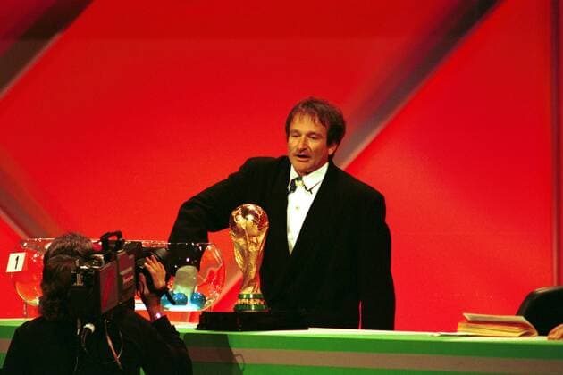 Schauspieler Robin Williams (USA) wühlt mit der Hand im Lostopf Fußball WM Herren Auslosung zur Fußball WM 1994, FIFA World Cup, Weltmeisterschaft, Worldcup, Einzelbild Las Vegas Spannung,