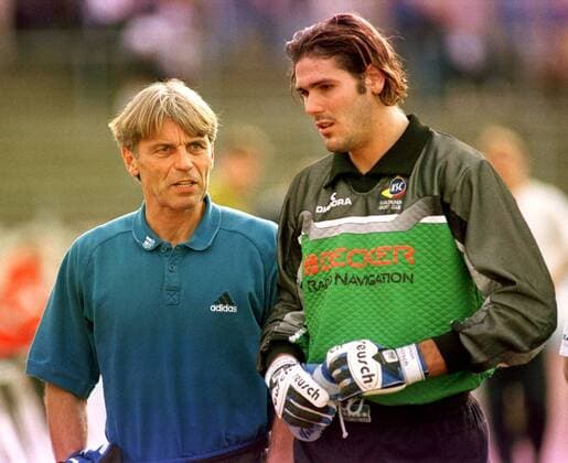 Trainer Rainer Ulrich (li.) im Gespräch mit Torwart Simon Jentzsch (beide KSC) Fußball 2. BL Herren Saison 1999 2000, Karlsruher SC, Karlsruhe Gruppe Stadion Köln-Süd Köln