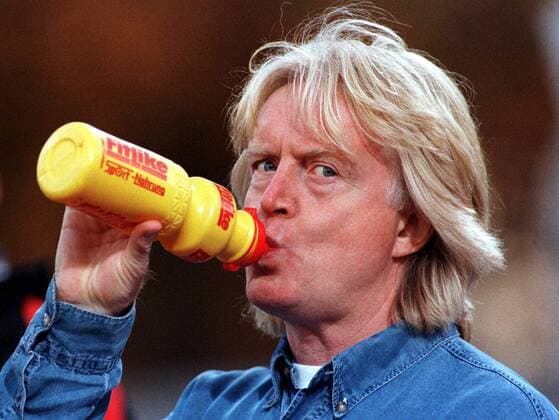 Trainer Winfried Schäfer (TeBe) nimmt einen kräftigen Schluck aus der Flasche Fußball 2. BL Herren Saison 1999 2000, Tennis Borussia Berlin, Te Be, TB Einzelbild Mommsenstadion Berlin