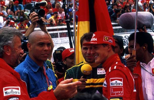 Michael Schumacher (re., Deutschland, Ferrari) im Interview mit Fußball - Superstar Ronaldo (Brasilien, FC Barcelona) und RTL-Moderator Kai Ebel (Mitte, Deutschland) Motorsport Grand Prix Herren Formel 1 Weltmeisterschaft 1997, Großer Preis von Spanien, WM, GP, F1, F, Gruppe Circuit de Catalunya Barcelona Freude,