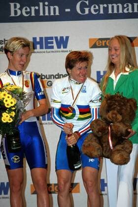 Marion Clignet (Mitte, Frankreich) versucht die Sektflasche auf der Siegerehrung zu öffnen, li. Judith Arndt (Deutschland) Radsport WM Damen Bahnradweltmeisterschaft 1999, Weltmeisterschaft, Bahn, Rad, Bahnrad, Halle, Indoor, Bahnradsport, Gruppe Velodrom Berlin Begeisterung, Freude,