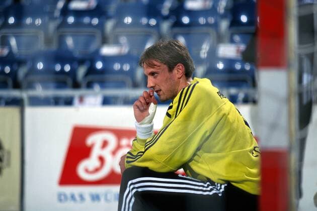 Torhüter Steinar Ege (Kiel) sitzt mit einer Daumenverletzung auf der Bank Handball 1. BL Herren Saison 1999 2000, THW Kiel Einzelbild Ostseehalle Kiel Nachdenklichkeit,