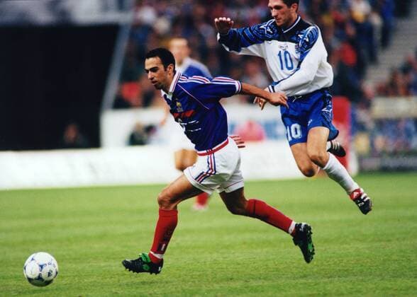 Youri Djorkaeff (Frankreich) schüttelt seinen isländischen Gegenspieler ab Fußball Länderspiel Herren EM-Qualifikation 1999, Nationalmannschaft, Nationalteam, Nationaltrikot, Frankreich - Island 3:2 Gruppe Stade de France Paris Dynamik, Kampf,  