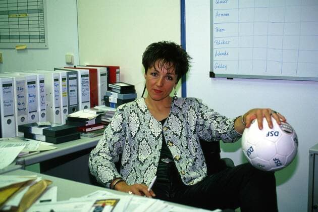 Ulla Holthoff-Hummels (DSF) mit einem Fußball auf dem Knie in ihrem Büro Medien 1996, TV, Fernsehen, Sportsendung, Privatfernsehen, Privatsender, Einzelbild