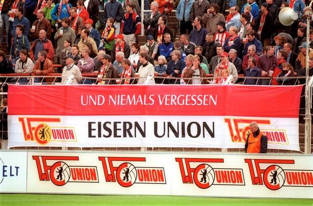 Transparent vor dem Union Fanblock Fußball Herren Regionalliga Nordost 1999 2000, 1. FC Union Berlin Totale Stadion an der Wuhlheide, Alte Försterei Berlin Begeisterung,