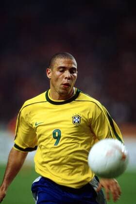 Ronaldo (Brasilien) schaut konzentriert auf den Ball Fußball Länderspiel Herren Freundschaftsspiel 1999, Nationalmannschaft, Nationalteam, Nationaltrikot, Brasilien Einzelbild Amsterdam Arena Amsterdam Konzentration,