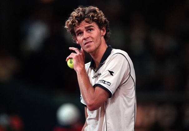 Gustavo Kuerten (Brasilien) nachdenklich Tennis WM Herren ATP - Weltmeisterschaft 1999, Tour, Halle, Indoor, Hallentennis, Hallenturnier, Einzelbild Messehalle Hannover