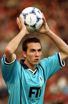 Martin Stranzl (1860) beim Einwurf Fußball 1. BL Herren Saison 1999 2000, TSV 1860 München Einzelbild BayArena Leverkusen