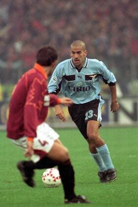 Juan Sebastian Veron (Lazio) am Ball, Di Biagio (Roma) steht ihm im Schussfeld Fußball Herren Saison 1999 2000, 1. Italienische Liga, Meisterschaft, Serie A, AS Rom - Lazio Rom 4:1, Derby, Gruppe Olimpico Rom