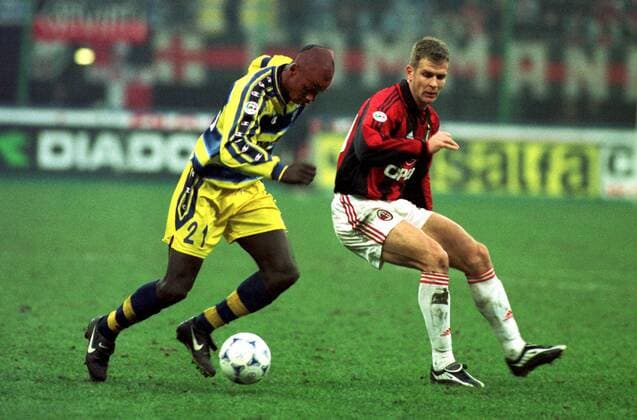 Lilian Thuram (Parma, li.) im Duell mit Oliver Bierhoff (Milan) Fußball Herren Saison 1999 2000, 1. Italienische Liga, Meisterschaft, Serie A, AC Mailand - AC Parma 2:1 Gruppe Stadio Giuseppe Meazza, San Siro Mailand