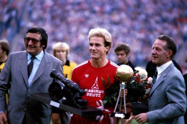 Karl-Heinz Rummenigge (Bayern) als Fußballer des Jahres und als Torschützenkönig ausgezeichnet, li. Bayern-Präsident Willi O. Hoffmann Fußball 1. BL Herren Saison 1980 1981: FC Bayern München Torjäger Gruppe Volksparkstadion Hamburg