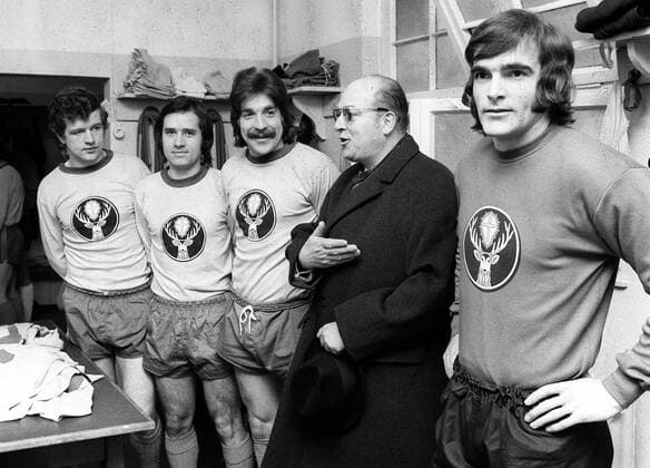 Jägermeister-Chef Günter Mast (2.v.re.) stellt die neue Trikotwerbung vor, v.li.: Friedhelm Haebermann, Ludwig Bründl, Bernd Gersdorff, Mast und Torhüter Bernd Franke Fußball 1. BL Herren Saison 1972 73, Eintracht Braunschweig, Präsentation, Vorstellung Gruppe Städtisches Stadion an der Hamburger Straße Braunschweig