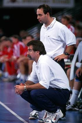 Bundestrainer Heiner Brand (vorn) und Assistent Bob Hanning (beide Deutschland) nachdenklich am Spielfeldrand Handball Länderspiel Herren Supercup 1999, Nationalmannschaft, Nationalteam, Deutschland Gruppe Max-Schmeling-Halle Berlin Nachdenklichkeit,
