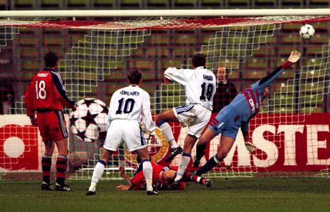 Torhüter Oliver Kahn (Bayern) kann den Schuß von Wassili Kardasch (Nr. 18 Kiev) gerade noch über die Latte lenken Fußball EC 1 Herren Champions League 1999 2000, FC Bayern München - Dynamo Kiew 2:1 Totale Olympiastadion München Abwehr, Spannung,
