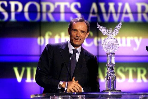 Ski-As Jean-Claude Killy (Frankreich) wurde zum besten Skisportler des Jahrhunderts gekürt und mit einer Kristalltrophäe geehrt Alpiner Skilauf Herren World Sports Award 1999, Sportler des Jahrhunderts, Millennium-Wahl, Gala, Galaveranstaltung, Awards Einzelbild Wiener Staatsoper Wien