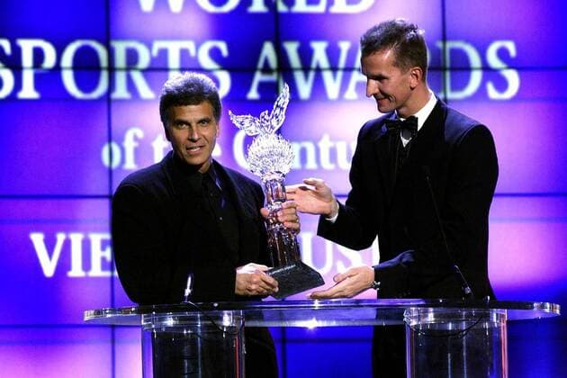 Schwimm-As Mark Spitz (USA) wurde von Michael Groß (Deutschland, re.) zum Schwimmsportler des Jahrhunderts gekürt und mit einer Kristalltrophäe geehrt Schwimmen Herren World Sports Award 1999, Sportler des Jahrhunderts, Millennium-Wahl, Gala, Galaveranstaltung, Awards Gruppe Wiener Staatsoper Wien