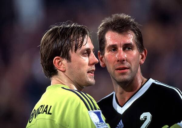 Torhüter Steinar Ege (li.) im Zwiegespräch mit Magnus Wislander (beide Kiel) Handball 1. BL Herren Saison 1999 2000, THW Kiel Gruppe Ostseehalle Kiel Harmonie,