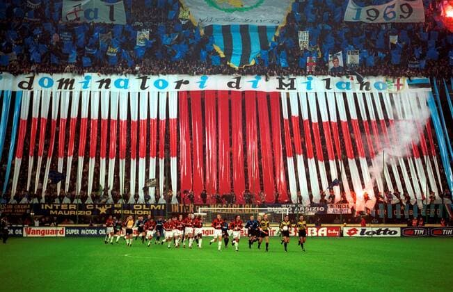 Die Mannschaften laufen vor dem Inter-Fanblock aufs Spielfeld Fußball Herren Serie A 1999 2000, 1. Italienische Liga, Derby, Lokalderby, Inter Mailand - AC Mailand 1:2 Totale Stadio Giuseppe Meazza, San Siro Mailand Spannung, Begeisterung,