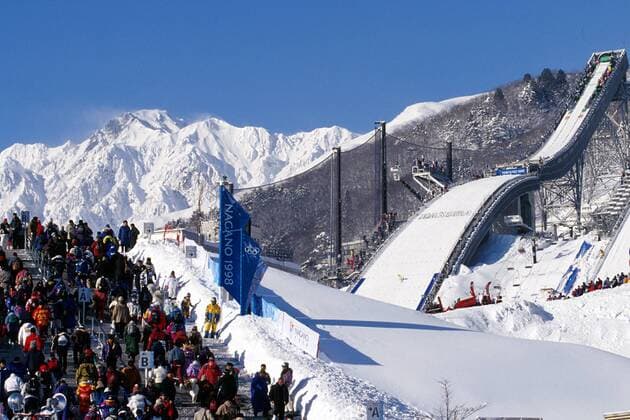 Blick auf die Normalschanze in Hakuba Skispringen OS Winter Herren Olympische Winterspiele 1998, Spiele, Olympia, Olympiade, Ski Nordisch, Nordischer Skisport, Totale Hakuba Nagano