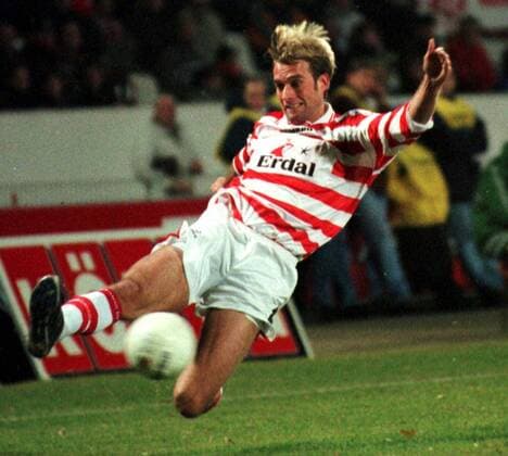 Jürgen Klopp (Mainz) hechtet nach dem Ball Fußball 2. BL Herren Saison 1999 2000, MSV Mainz 05 Einzelbild Stadion am Bruchweg Mainz Dynamik,