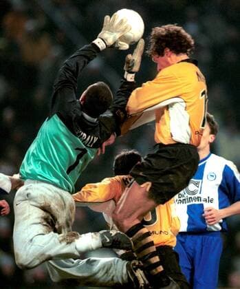 Torhüter Gabor Kiraly (Hertha, li.) fängt den Ball vor Alfred Nijhuis (BVB) Fußball 1. BL Herren Saison 1999 2000, Borussia Dortmund - Hertha BSC Berlin 4:0 Gruppe Westfalenstadion Dortmund Abwehr, Dynamik,