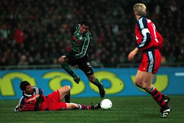 Ailton (Bremen, re.) wird von Lothar Matthäus (Bayern) gefoult Fußball 1. BL Herren Saison 1999 2000, SV Werder Bremen - FC Bayern München 0 : 2 Gruppe Weserstadion Bremen Anmut,