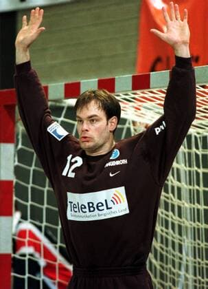 Torhüter Bruno Martini (Wuppertal) steht konzentriert im Tor Handball 1. BL Herren Saison 1999 2000, HC LTV Wuppertal Einzelbild Kreissporthalle Lübbecke Nettelstedt Konzentration,