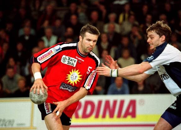 Bogdan Wenta (Nettelstedt) am Ball Handball 1. BL Herren Saison 1999 2000, TUS Nettelstedt Gruppe Kreissporthalle Lübbecke Nettelstedt