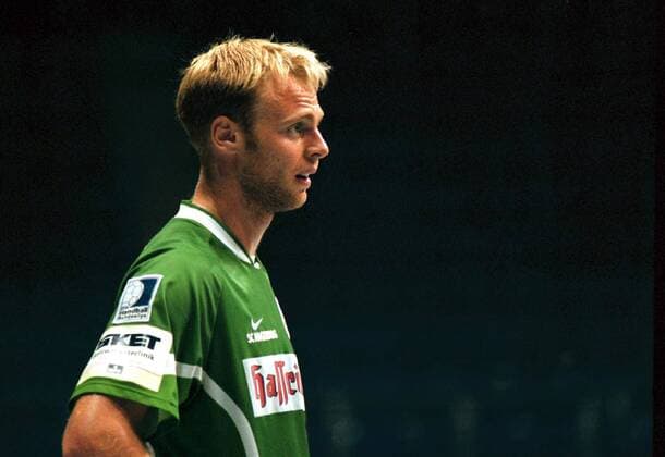 Olafur Stefansson (SCM) skeptisch Handball 1. BL Herren Saison 1999 2000: SC Magdeburg Einzelbild Bördelandhalle Magdeburg Nachdenklichkeit, Skepsis,