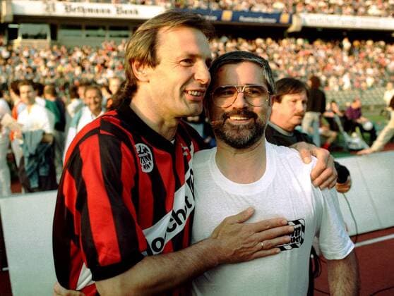 Karl-Heinz Körbel (Frankfurt) und Sturm-Legende Gerd Müller (re.) liegen sich lachend in den Armen Fußball 1. BL Herren Saison 1990 1991: Eintracht Frankfurt Gruppe Waldstadion Frankfurt M. Harmonie, Freude,