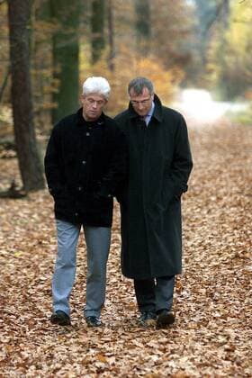 Trainer Werner Lorant (1860, li.) mit Anwalt Christoph Schickhardt bei einem Spaziergang im Wald Fußball 1. BL Herren Saison 1999 2000, TSV 1860 München, Gerichtsverhandlung, Trainerverhandlung, Strafe, Strafmaß, Gruppe Frankfurt M. Nachdenklichkeit