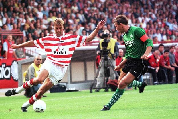 Jürgen Klopp (Mainz, li.) im Duell mit Stefan Dolzer (Offenbach) Fußball 2. BL Herren Saison 1999 2000, FSV Mainz 05 - Kickers Offenbach, Offenbacher, OFC, Bruchwegstadion Gruppe Stadion am Bruchweg Mainz