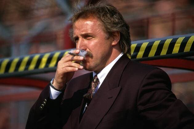 Trainer Dragoslav Stepanovic (Frankfurt) mit einem Zigarillo im Mund Fußball 1. BL Herren Saison 1991 1992: Eintracht Frankfurt Einzelbild Waldstadion Frankfurt M.