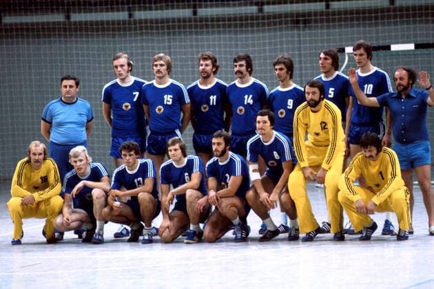 Deutsche Nationalmannschaft 1976, Stehend v.li.: X, Rainer Niemeyer, Kurt Klühspies, Joachim Jo Deckarm, Heiner Brand, X, X, X, Bundestrainer Vlado Stenzel; Hockend v.li.: Torhüter Jaschke, X, Arno Ehret, X,X, Horst Spengler, X, Torhüter Manfred Hofmann Handball Herren Nationalmannschaft 1976, Nationalteam, Nationaltrikot, BR Deutschland, Mannschaftsfoto Totale