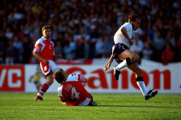 David Platt (England, re.) springt über den am Boden liegenden Lars Olsen (Dänemark) Fußball EM Herren Europameisterschaft 1992, Länderspiel, Dänemark - England 0:0, Nationalmannschaft, Nationalteam, Gruppe Malmö Stadion Malmö