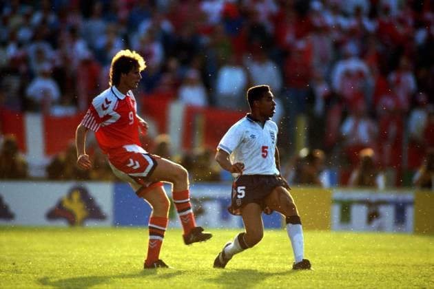 Flemming Povlsen (Dänemark, li.) war vor Des Walker (England) am Ball Fußball EM Herren Europameisterschaft 1992, Länderspiel, Dänemark - England 0:0, Nationalmannschaft, Nationalteam, Gruppe Malmö Stadion Malmö