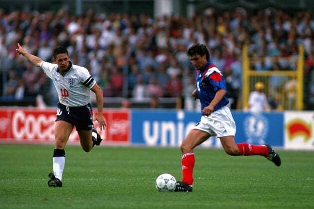 Gary Lineker (England, li.) versucht, die Flanke von Bernard Casoni (Frankreich) zu verhindern Fußball EM Herren Europameisterschaft 1992, Länderspiel, Frankreich - England 0:0, Nationalteam, Nationalmannschaft, Gruppe Malmö Stadion Malmö