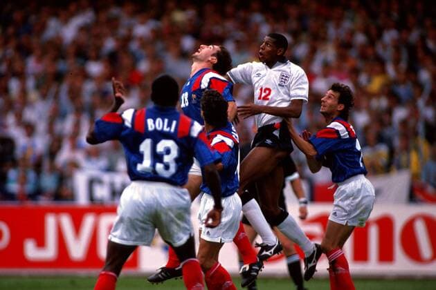 Carlton Palmer (England, 2.v.re.) springt im Luftduell mit vier Franzosen am höchsten Fußball EM Herren Europameisterschaft 1992, Länderspiel, Frankreich - England 0:0, Nationalteam, Nationalmannschaft, Gruppe Malmö Stadion Malmö