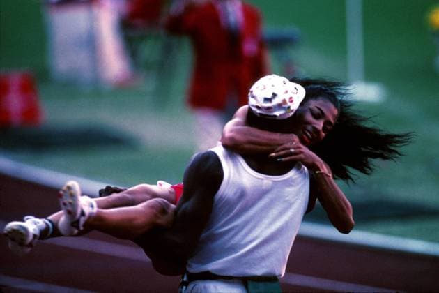 Weltrekordlerin Florence Griffith-Joyner (USA) fällt ihrem Ehemann Al Joyner um den Hals Leichtathletik OS Sommer Damen Olympische Sommerspiele 1988, Spiele, Olympia, Olympiade, Südkorea, 200m, 200, Sprint, Gruppe Olympiastadion Seoul Begeisterung, Freude,