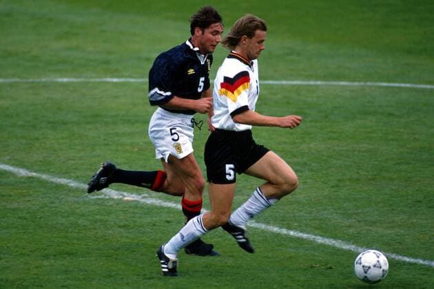 Manfred Binz (re., Deutschland) am Ball, verfolgt von Alistair McCoist (Schottland) Fußball EM Herren Europameisterschaft 1992, Länderspiel, Schottland - Deutschland 0:2, Nationalmannschaft Gruppe Idrottspark Norrköping Dynamik,